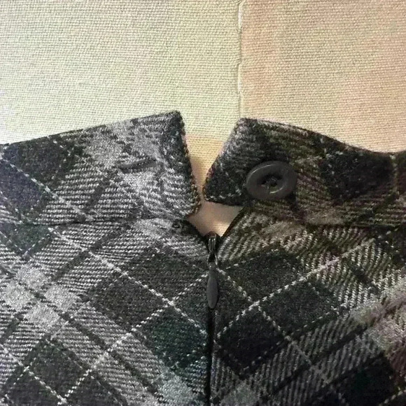Gap Women’s Size 6 Grey Plaid Wool/Poly Skirt. Lined
18.5” hem. Zip and button - Picture 4 of 7